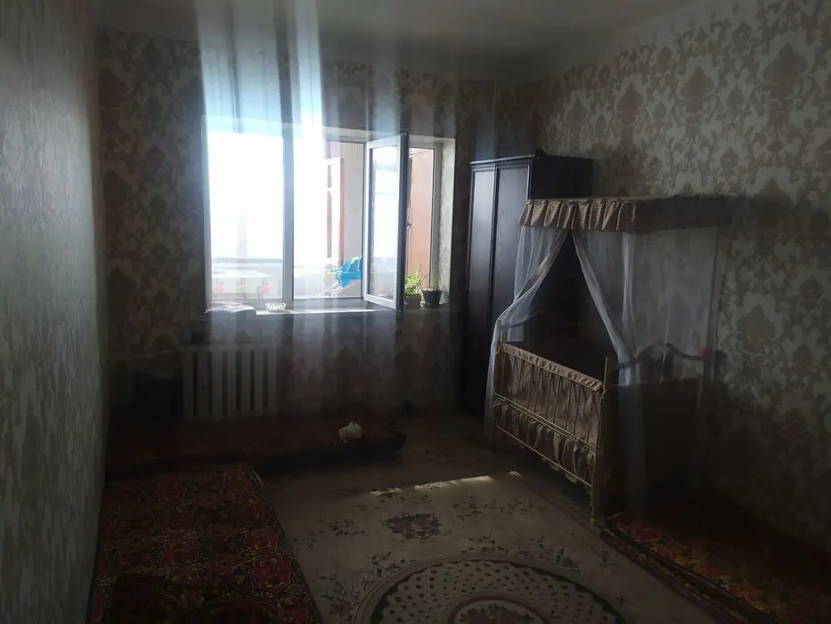 Продоетса квартира 4 комнатная  4 этаж  локатция отличная