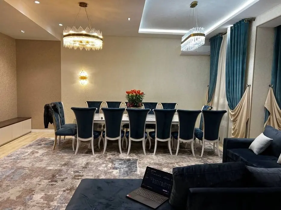 Arenda Yunusobod 6 hovli ijaraga ful komplekt 2 sanuzel 

5/1/3

Площа