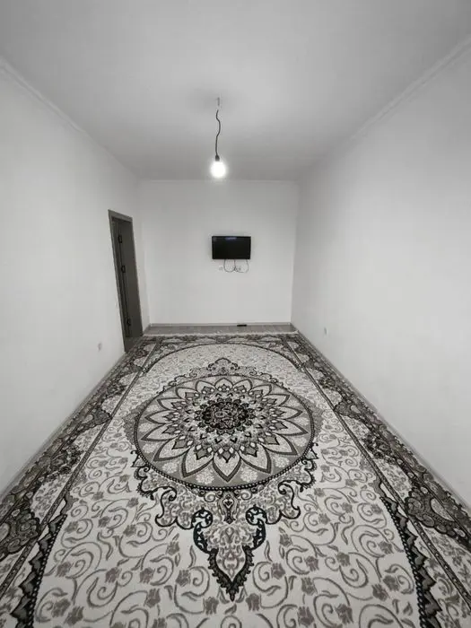 Qizlar va ayollarga uy egasi bilan yashash