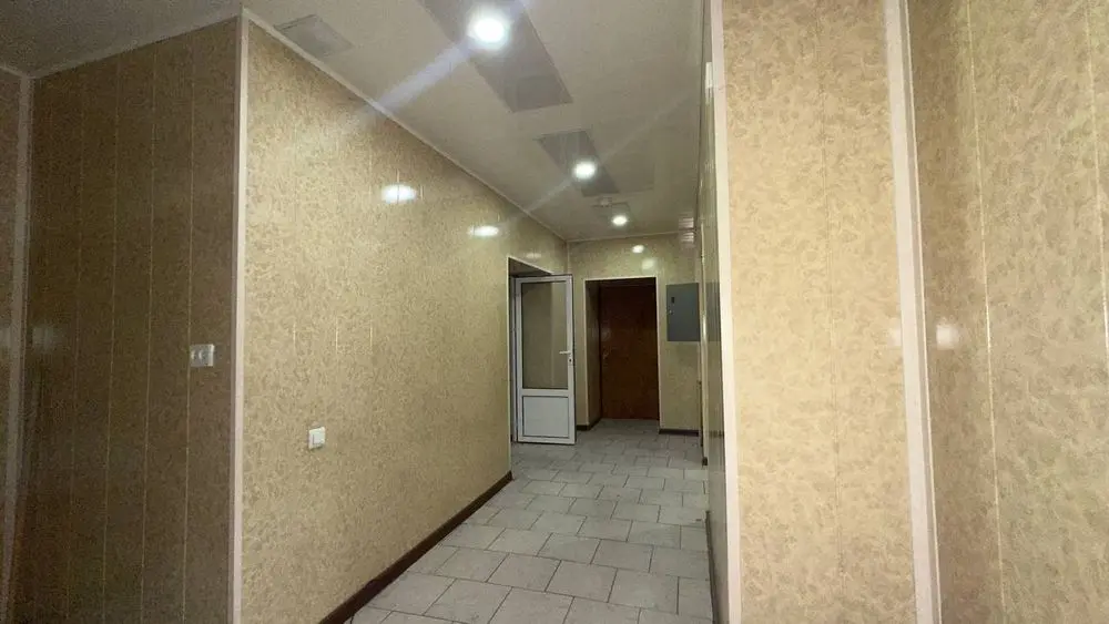 ЦУМ . Аренда 130 кв м . Цоколь с окнами .
