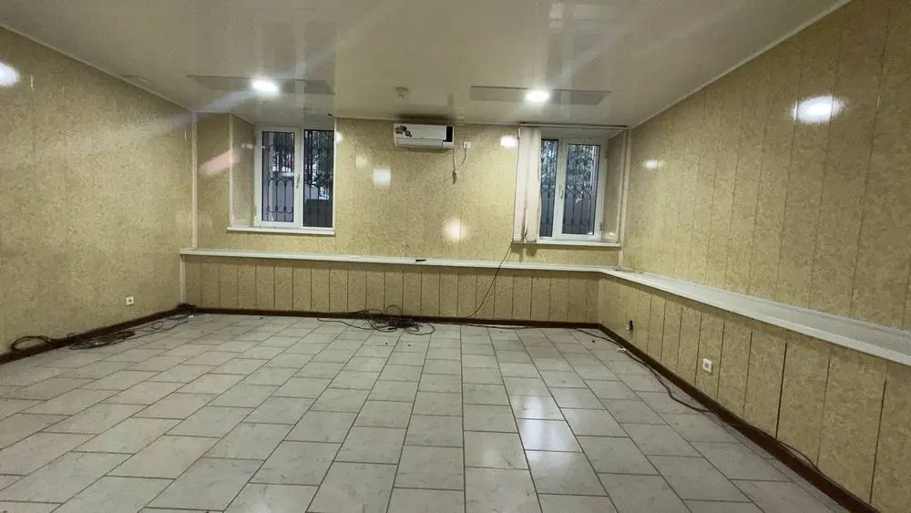 ЦУМ . Аренда 130 кв м . Цоколь с окнами .