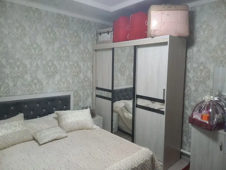 Zangiotada 6 xonali 4 sotxli uy sotiladi
