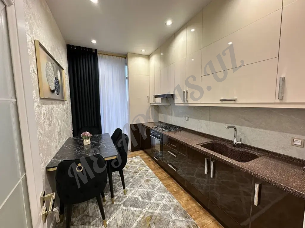 Yakkasaroy arenda Xalqlar doʻstligi metrosi yonida