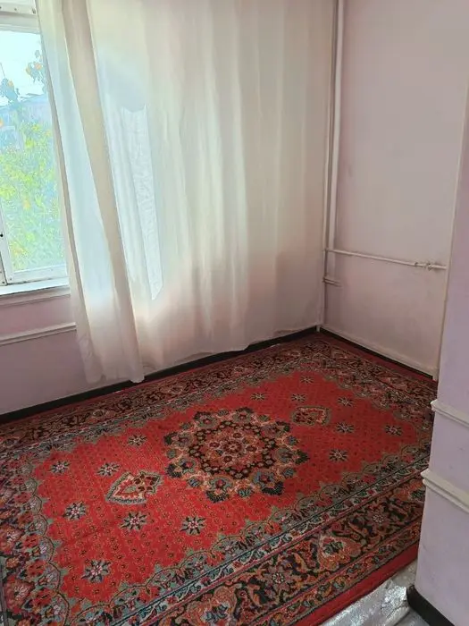 Tansiqboev 3 da 1xona 2 etaj  sotiladi.  SROCHNO