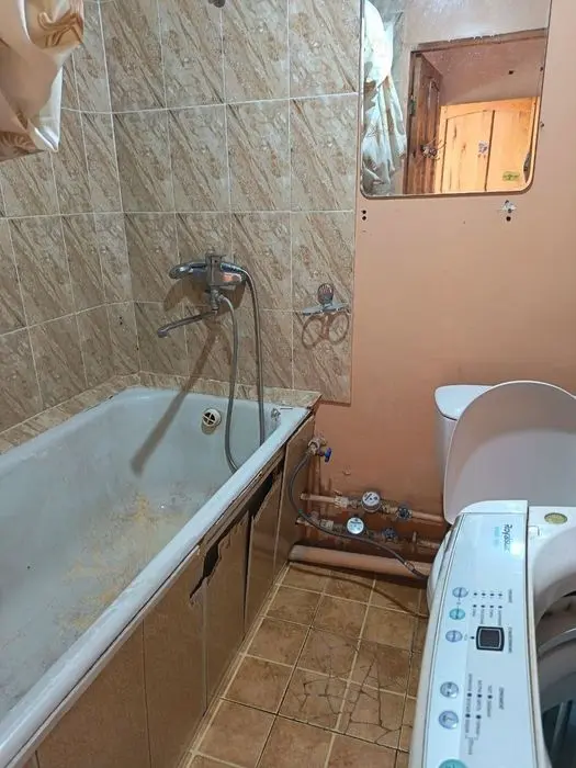Tansiqboev 3 da 1xona 2 etaj  sotiladi.  SROCHNO
