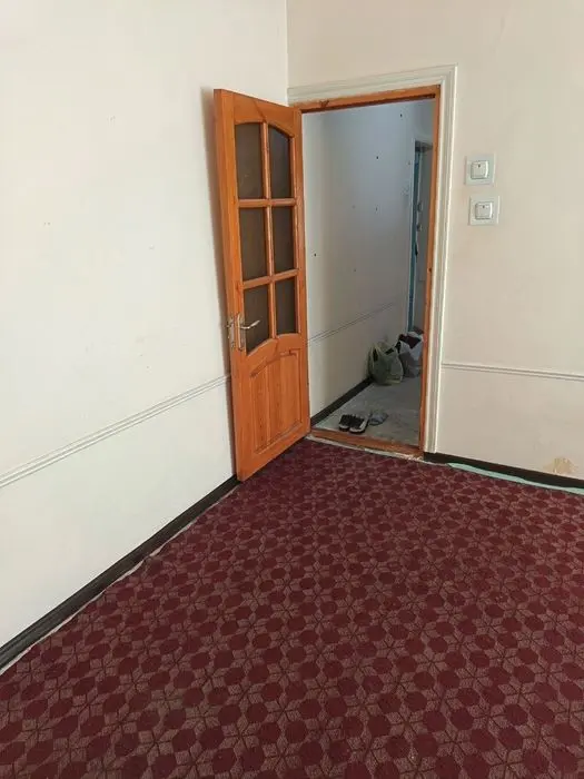 Tansiqboev 3 da 1xona 2 etaj  sotiladi.  SROCHNO
