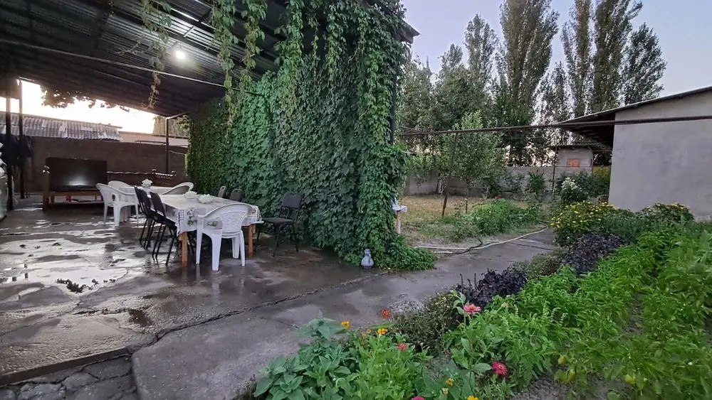 9 сотих 4 хонали ҳовли сотилади. Йулди буйи, бизнес учун қулай жой.