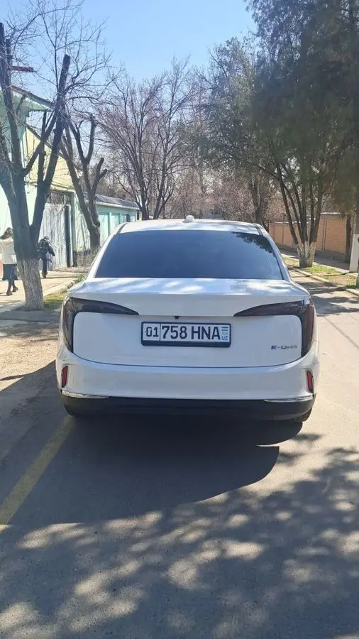 HONGQI EQM-5 elektrababil sotiladi.