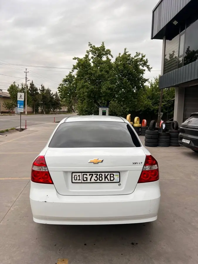 Nexia 3 Sotiladi.
