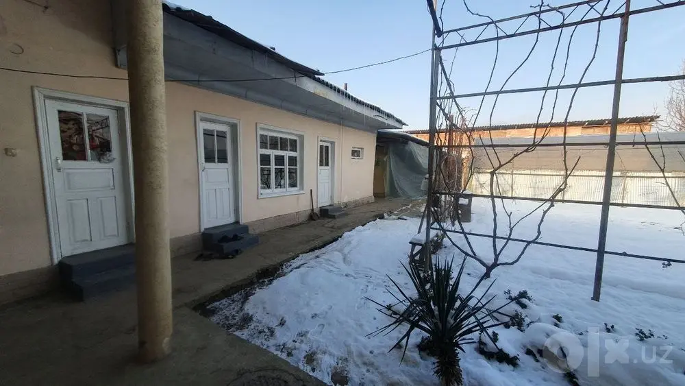 Янгийулда котта трасса бўйлаб уй сотилади