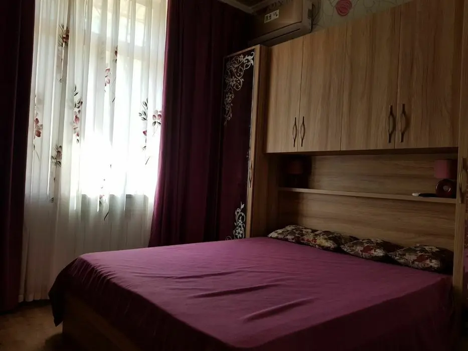 Чиланзар 1 квартал  2 ком  высокопотолочка