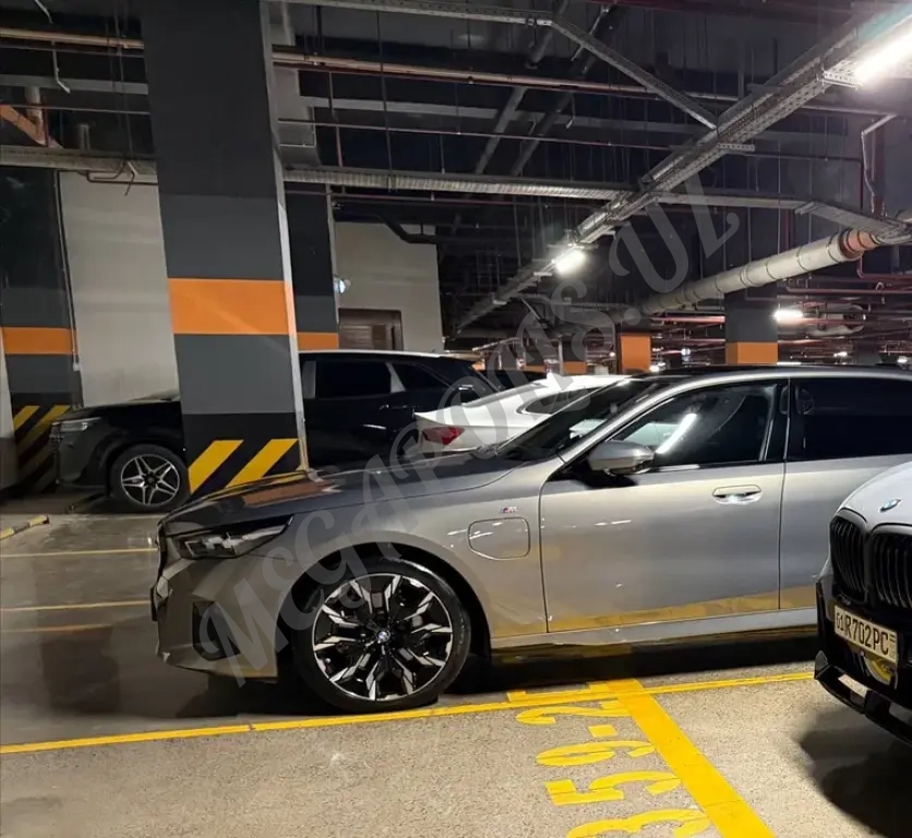 BMW i5 40l m sport