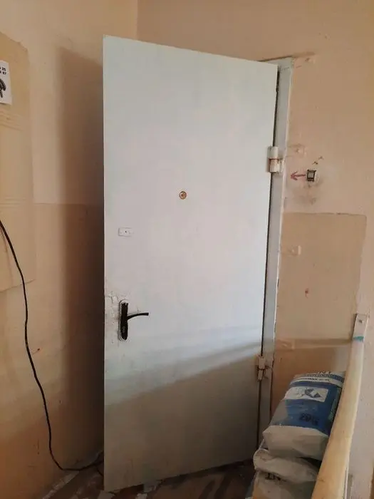Продам входную железную дверь. Тemir eshik sotiladi 205X86 o'lchami