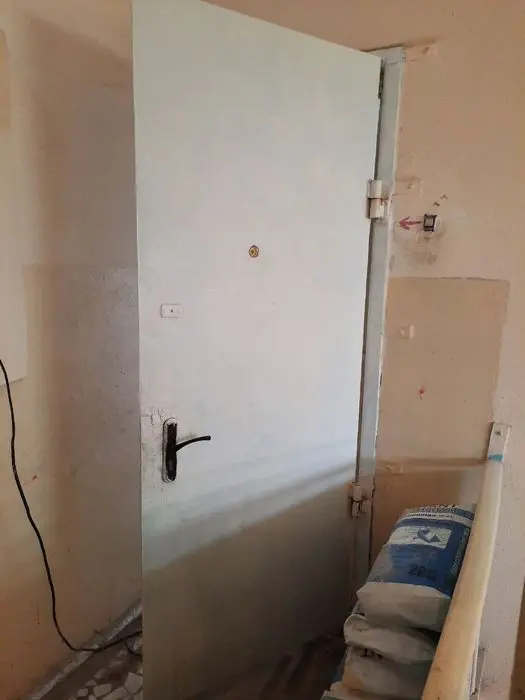 Продам входную железную дверь. Тemir eshik sotiladi 205X86 o'lchami