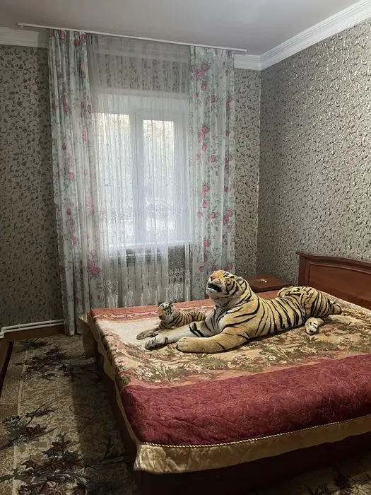 Сдаётся 4 комнтаная  квартира без агенства, посуточно тоже