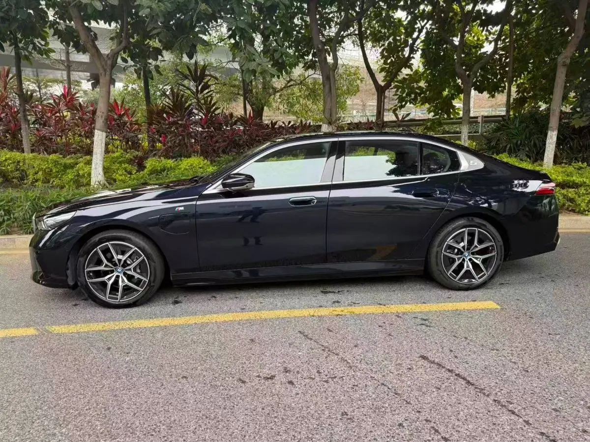 BMW i5 40L 2025 yil M -Sport
