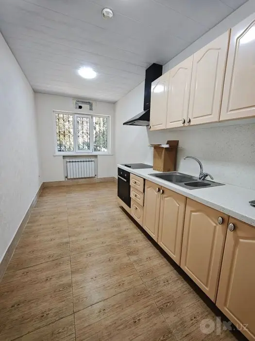 Дархан офисы 14м² 25м² вдоль дороги рядом с метро Хамида Олимжана