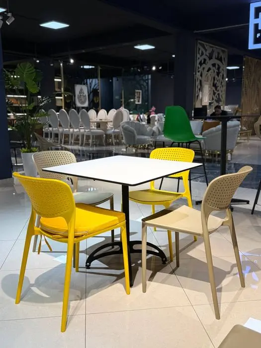 Plastmassa stol stullar. Пластиковые столы и стулья