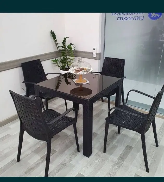 Plastmassa stol stullar. Пластиковые столы и стулья