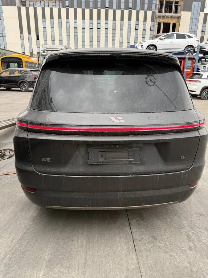 Lixiang L9 Ultra новая без пробега. Мокрый асфальт салон капучино