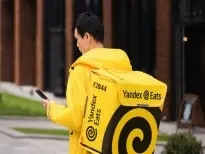 Yoshim o'tib qoldi demang — Urganchda Yandex Eats kuryer olyapti