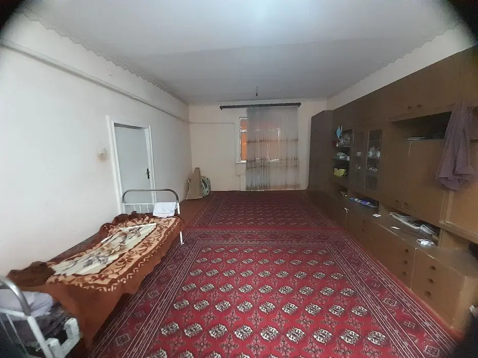 Двухэтажный дом с садом