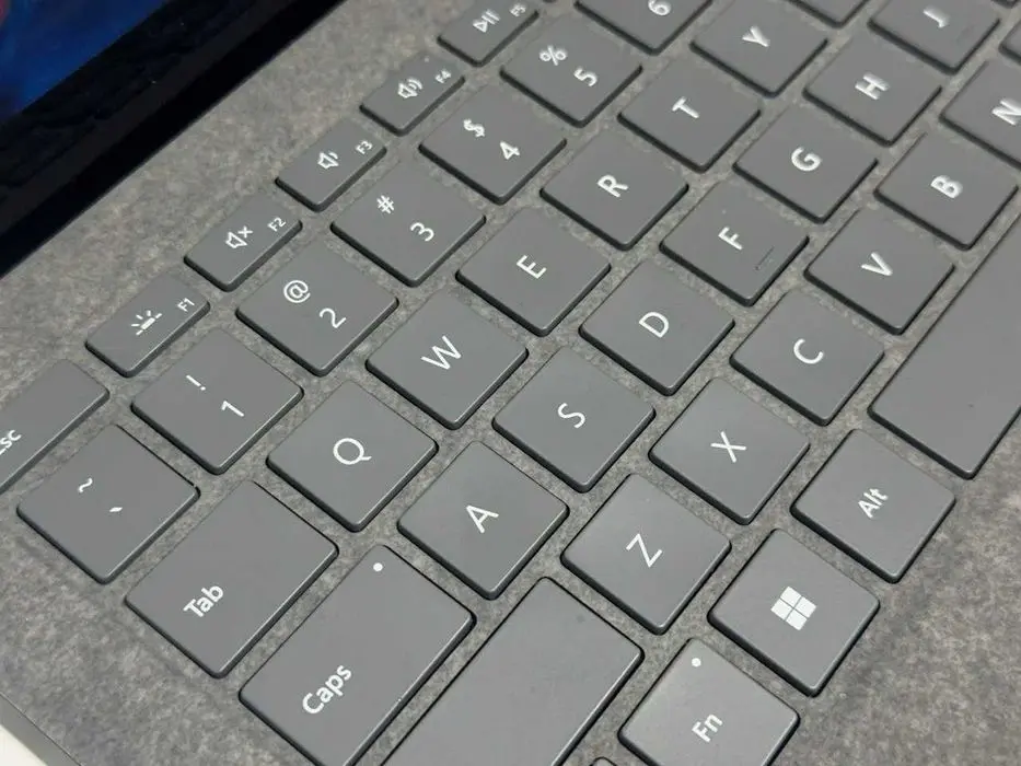Microsoft Surface Laptop сотилади