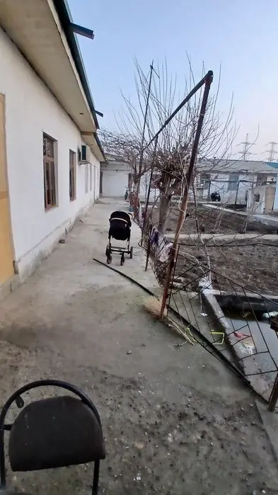 Hovli sotiladi. Shahar propistka. Maktab, bogʻcha yaqinida.