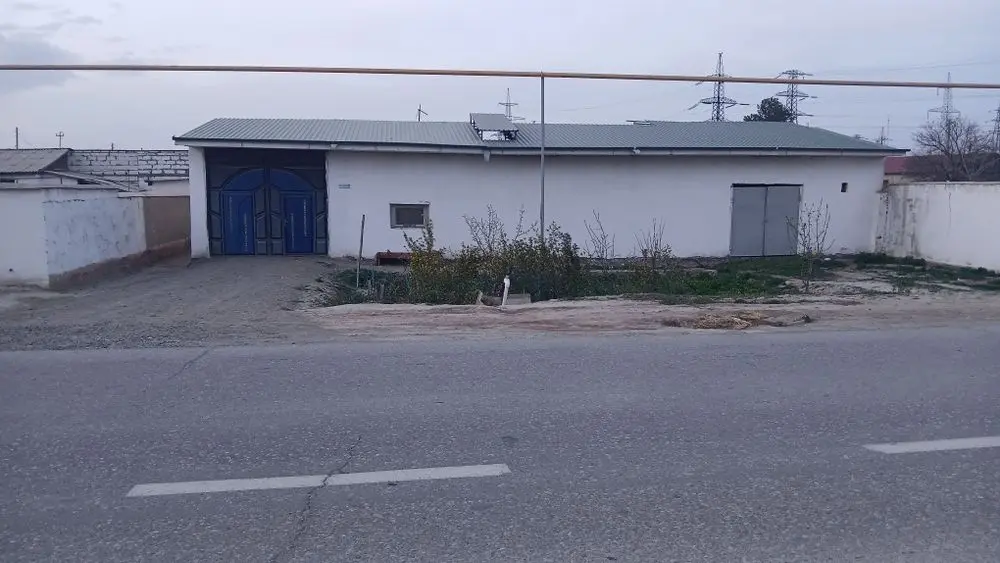 Hovli sotiladi. Shahar propistka. Maktab, bogʻcha yaqinida.