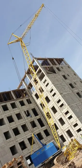 Продаётся гусеничный кран МКГ-25БР с длиной стрелой и большим гуськом.