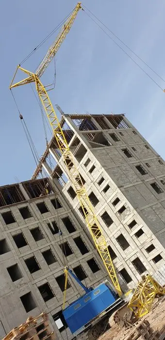 Продаётся гусеничный кран МКГ-25БР с длиной стрелой и большим гуськом.