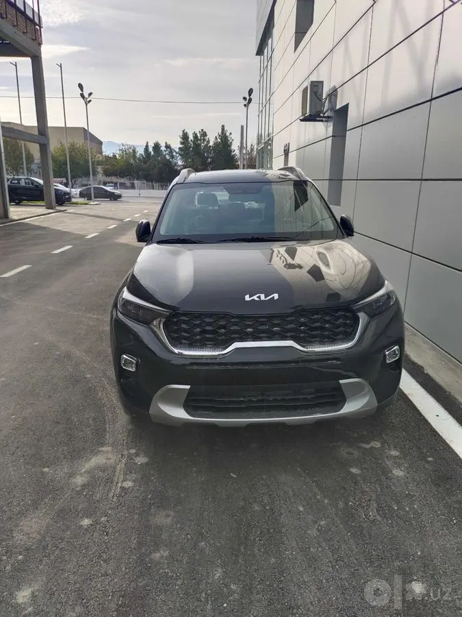 Kia sonet yangi salonda turipdi