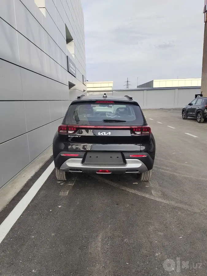 Kia sonet yangi salonda turipdi