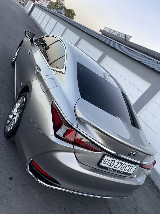 Lexus ES300 Premium 2025