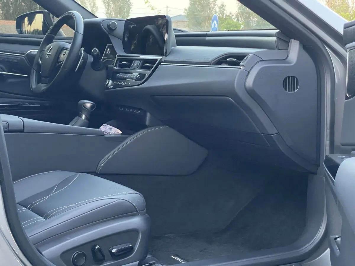 Lexus ES300 Premium 2025