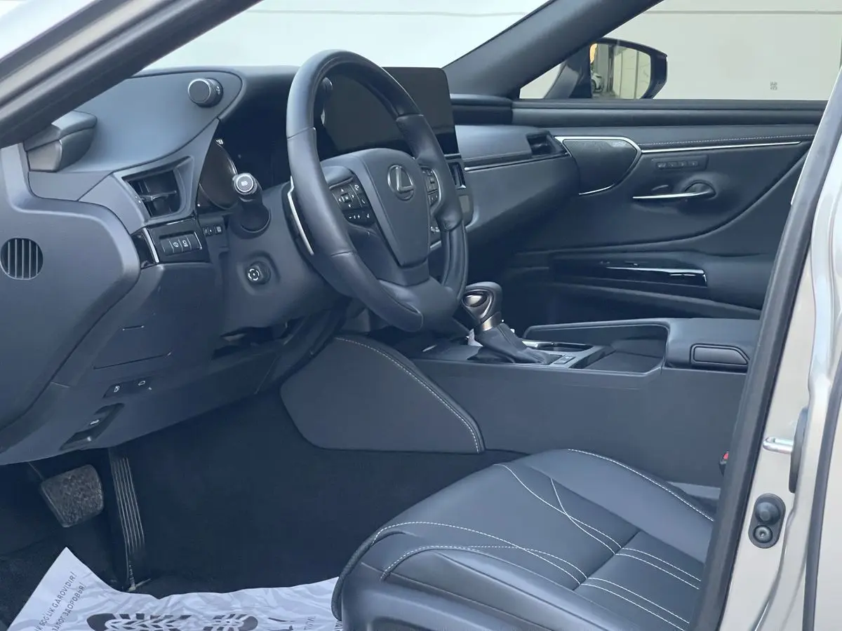 Lexus ES300 Premium 2025
