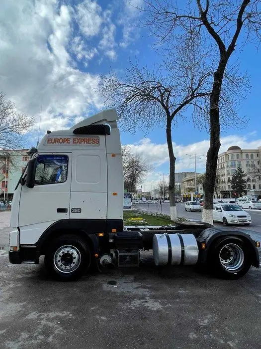 Volvo Вольво тягач 2000года